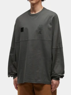 UNFRM LONG-SLEEVED GRAPHIC TEE
